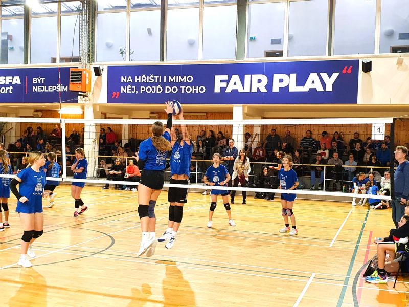 🔵 Modrý minivolejbal pod modrými bannery FAIR PLAY 🔵