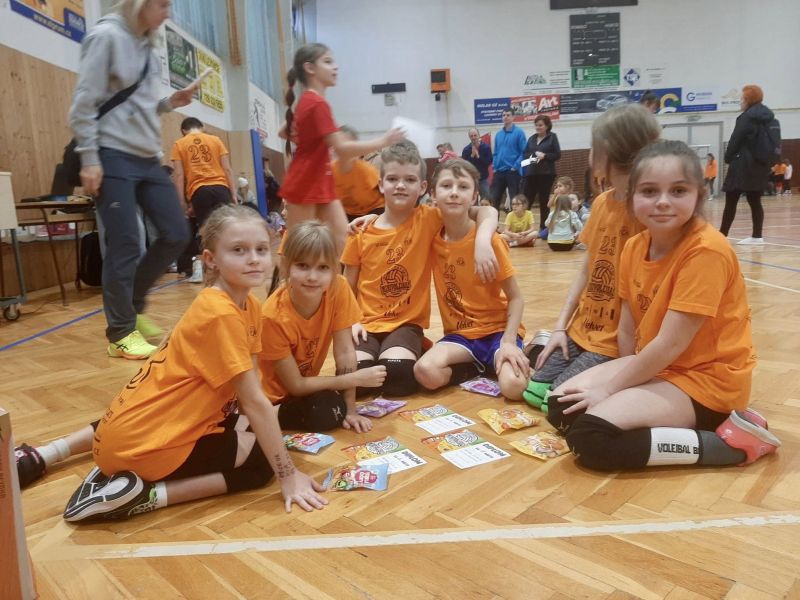 🏆 Vítězný turnaj minivolejbalistů v Letovicích. Oranžoví zazářili!