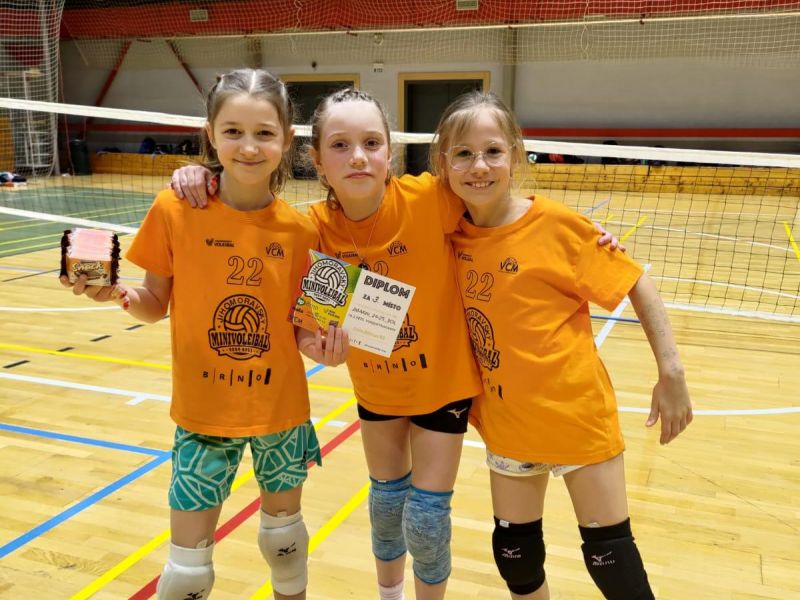 Minivolejbal Fosfa Lokomotiva Břeclav skupiny „žlutí“ a „oranžoví“ zářily na turnaji v Hustopečích 👌🏐