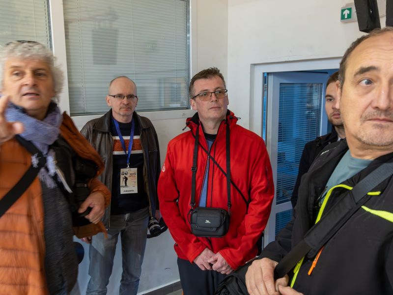 Profesionálové s teleobjektivem na zápasech volejbalové Lokomotivy