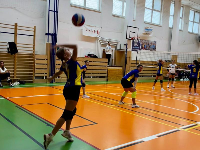 První zkušenost se šestkovým volejbalem pro děvčata z Fosfy Lokomotivy Břeclav🏐